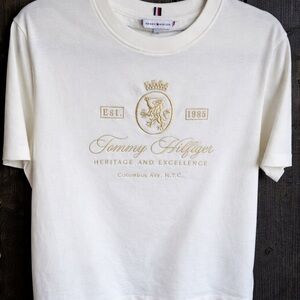 Tommy Hilfiger Short Sleeve Shirt with embroidered Heritage Series Logo Size: XS